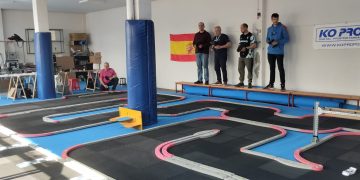El club RC Peñaranda estrena la pista en su nueva ubicación del pabellón cubierto acompañado por miembros de MadriZ