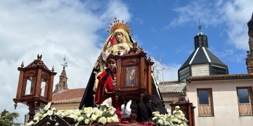 Peñaranda despide su Semana Santa con la tradicional procesión del Resucitado y el verso del pequeño San Miguel a la Soledad