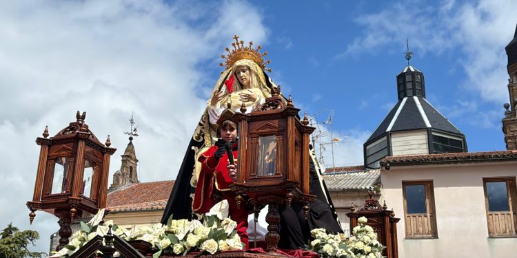 Peñaranda despide su Semana Santa con la tradicional procesión del Resucitado y el verso del pequeño San Miguel a la Soledad