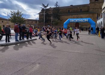 La III carrera de Las Villas organizada por el instituto Senara en Babilafuente llena la plaza y recauda donativos para Aerscyl