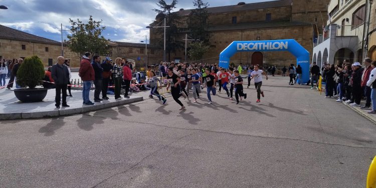 La III carrera de Las Villas organizada por el instituto Senara en Babilafuente llena la plaza y recauda donativos para Aerscyl