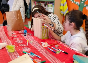 Acomunidad y el ‘Severiano Montero’ decoran casas para pájaros que se colocarán en el patio escolar del colegio en Peñaranda