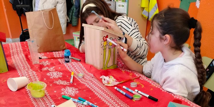 Acomunidad y el ‘Severiano Montero’ decoran casas para pájaros que se colocarán en el patio escolar del colegio en Peñaranda