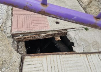 Precaución en la calle San Miguel de Peñaranda por el socavón que ha aparecido en una de las aceras junto a sendas arquetas