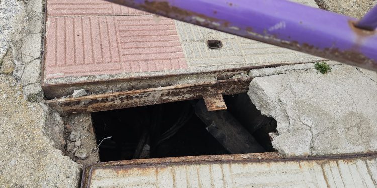 Precaución en la calle San Miguel de Peñaranda por el socavón que ha aparecido en una de las aceras junto a sendas arquetas