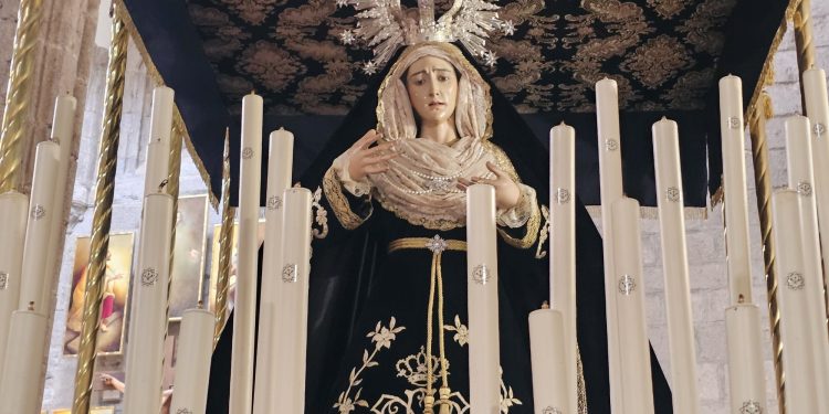 La cofradía peñarandina de la Virgen de la Soledad, primera en la provincia en recuperar la estética del tradicional palio de cajón