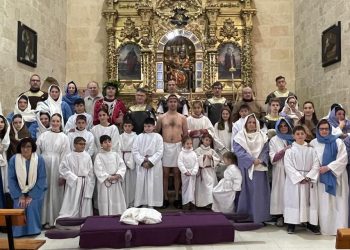 Villoruela pone en escena el Vía Crucis con gran participación vecinal dando vida a los personajes y como público en el recorrido