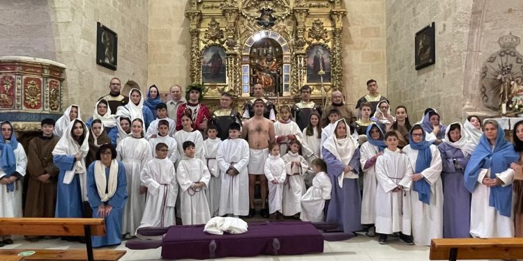 Villoruela pone en escena el Vía Crucis con gran participación vecinal dando vida a los personajes y como público en el recorrido