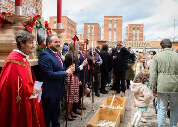El Cristo del Humilladero recibe en Peñaranda la ofrenda de velas de los más pequeños en una arraigada tradición ya centenaria