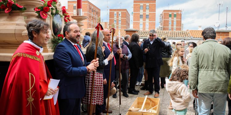 El Cristo del Humilladero recibe en Peñaranda la ofrenda de velas de los más pequeños en una arraigada tradición ya centenaria