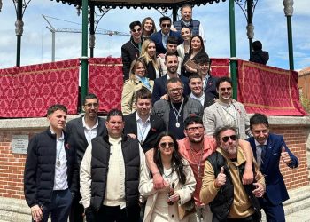 Los hermanos de carga de la Vera Cruz comparten en Peñaranda una comida tras portar a la Piedad durante el Vía Crucis