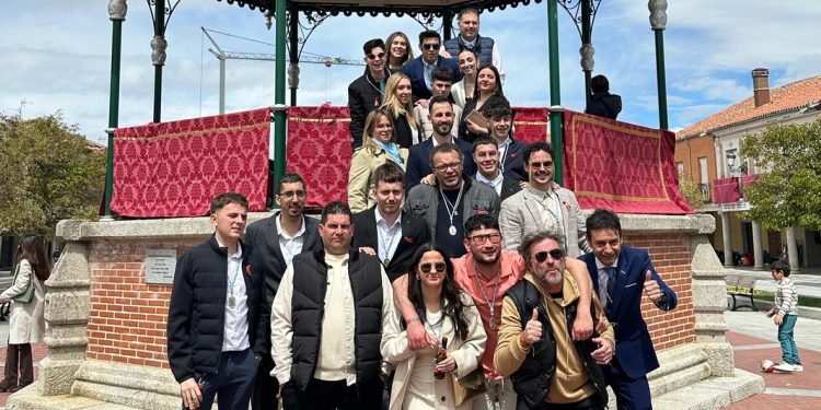 Los hermanos de carga de la Vera Cruz comparten en Peñaranda una comida tras portar a la Piedad durante el Vía Crucis