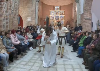 Paradinas de San Juan rememora la Pasión y Muerte de Cristo en un Vía Crucis con una destacada participación de los jóvenes