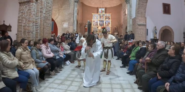 Paradinas de San Juan rememora la Pasión y Muerte de Cristo en un Vía Crucis con una destacada participación de los jóvenes