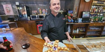 La XV Feria del Pincho llena de ambiente festivo Macotera con las cinco propuestas gastronómicas de los hosteleros de la villa