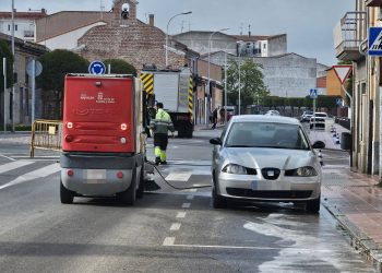 Una avería en un camión de la recogida de basura provoca un escape de aceite en Peñaranda que afecta a varios vehículos