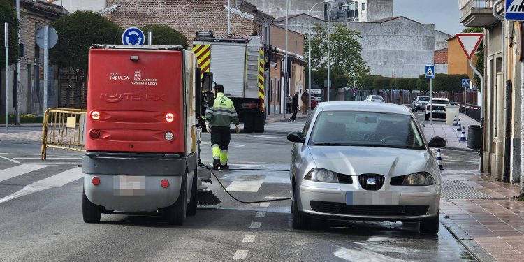 Una avería en un camión de la recogida de basura provoca un escape de aceite en Peñaranda que afecta a varios vehículos