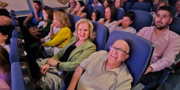 Germán, el panadero más conocido de Peñaranda, recibe un gran homenaje con artistas, familiares y amigos en el teatro Calderón