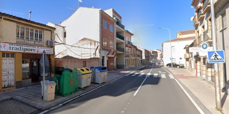 Nuevo atropello en la calle del Carmen de Peñaranda: una mujer de 48 años trasladada en ambulancia al centro de salud