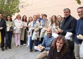 Multitudinaria degustación de huevos fritos con farinato en la feria de Macotera con largas colas de público en el pabellón