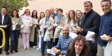 Multitudinaria degustación de huevos fritos con farinato en la feria de Macotera con largas colas de público en el pabellón