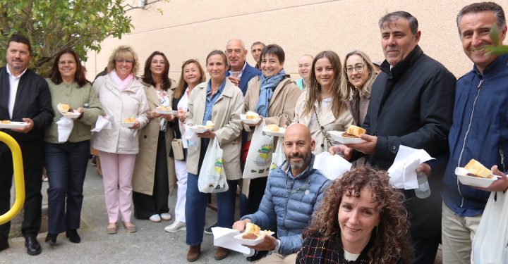 Multitudinaria degustación de huevos fritos con farinato en la feria de Macotera con largas colas de público en el pabellón