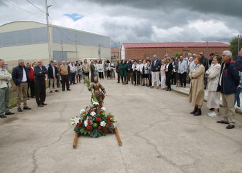 Aldeaseca de la Frontera baila a San Isidro en la procesión y pide la intercesión del santo labrador para lograr una buena cosecha