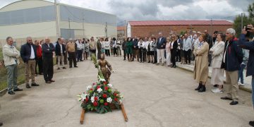 Aldeaseca de la Frontera baila a San Isidro en la procesión y pide la intercesión del santo labrador para lograr una buena cosecha