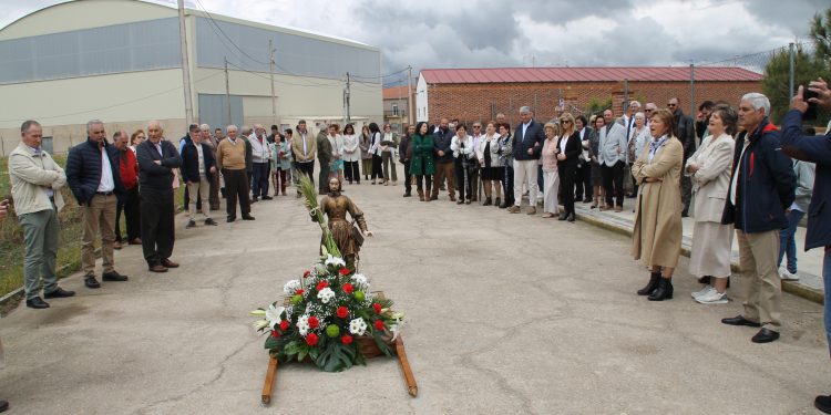 Aldeaseca de la Frontera baila a San Isidro en la procesión y pide la intercesión del santo labrador para lograr una buena cosecha