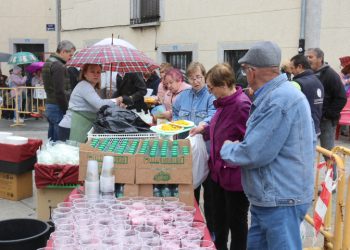 Paella «pasada por agua» en Cantalpino: críticas vecinales por la decisión municipal de mantener la comida en la plaza de España