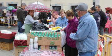 Paella «pasada por agua» en Cantalpino: críticas vecinales por la decisión municipal de mantener la comida en la plaza de España