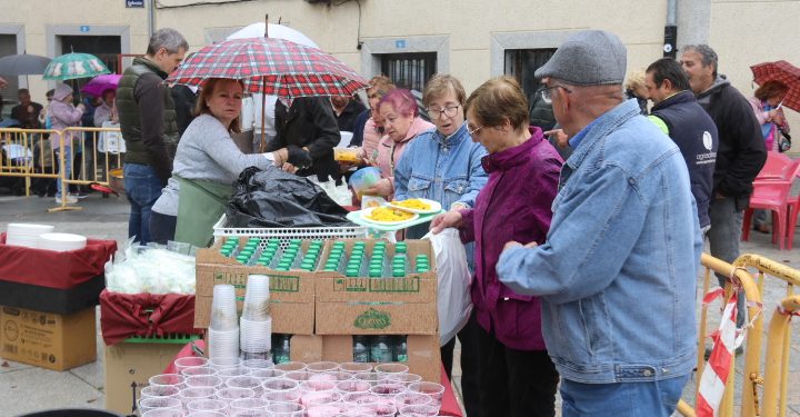 Paella «pasada por agua» en Cantalpino: críticas vecinales por la decisión municipal de mantener la comida en la plaza de España