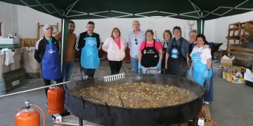 Aldeaseca de la Frontera comparte una gran caldereta de carne en el último día de sus fiestas en honor de San Isidro Labrador