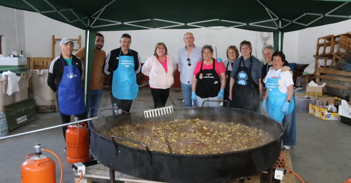 Aldeaseca de la Frontera comparte una gran caldereta de carne en el último día de sus fiestas en honor de San Isidro Labrador