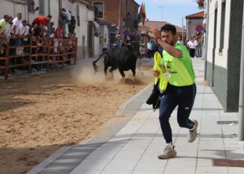 Cantalpino recibe a cientos de aficionados y público de la comarca para presenciar en sus calles la VIII edición del Toro de San Isidro