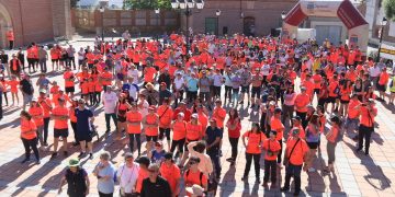 La VIII edición del Paseo Saludable de Paradinas de San Juan llena calles y caminos con una multitudinaria marea naranja