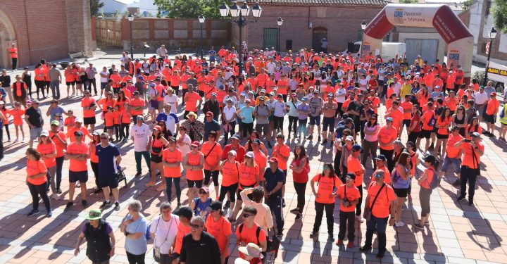 La VIII edición del Paseo Saludable de Paradinas de San Juan llena calles y caminos con una multitudinaria marea naranja