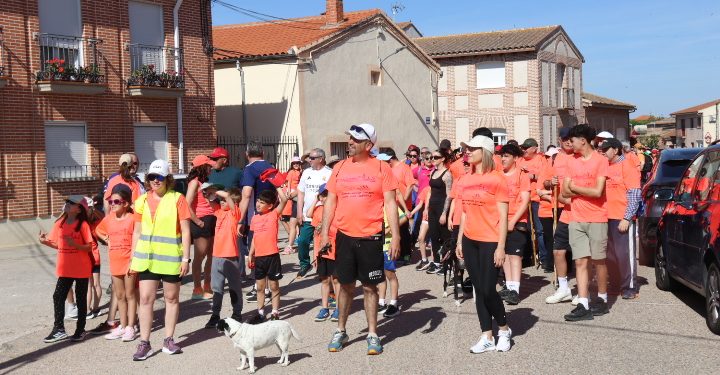 La VIII edición del Paseo Saludable de Paradinas de San Juan llena calles y caminos con una multitudinaria marea naranja