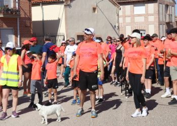 La VIII edición del Paseo Saludable de Paradinas de San Juan llena calles y caminos con una multitudinaria marea naranja