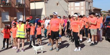 La VIII edición del Paseo Saludable de Paradinas de San Juan llena calles y caminos con una multitudinaria marea naranja