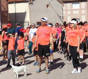 La VIII edición del Paseo Saludable de Paradinas de San Juan llena calles y caminos con una multitudinaria marea naranja