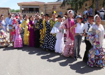 Multitudinaria Feria Rociera en Babilafuente con sevillanas y jinetes llegados de varios pueblos y un gran ambiente en la calle