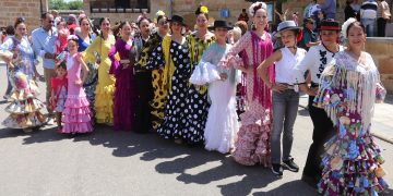 Multitudinaria Feria Rociera en Babilafuente con sevillanas y jinetes llegados de varios pueblos y un gran ambiente en la calle