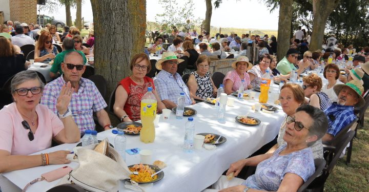 Rágama, Paradinas, Zorita, Palacios, Poveda, El Campo y Villar cierran el mes de las flores con una convivencia en El Hinojal