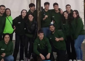 Los quint@s de Cantaracillo ponen el mayo en la plaza y viven su fiesta coincidiendo con la matanza tradicional que llenó el pueblo