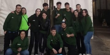 Los quint@s de Cantaracillo ponen el mayo en la plaza y viven su fiesta coincidiendo con la matanza tradicional que llenó el pueblo