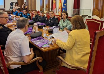 La Polícia Local de Peñaranda recibe la guía de derechos y recursos existentes para víctimas de género y violencias sexuales