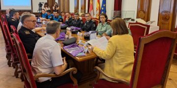 La Polícia Local de Peñaranda recibe la guía de derechos y recursos existentes para víctimas de género y violencias sexuales