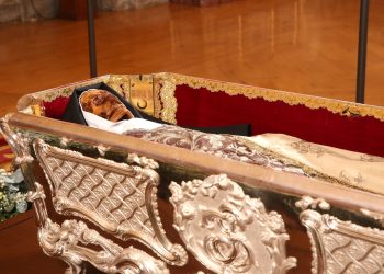 Largas colas de peregrinos en Alba de Tormes para venerar el cuerpo de Santa Teresa de Jesús en la Basílica de la Anunciación