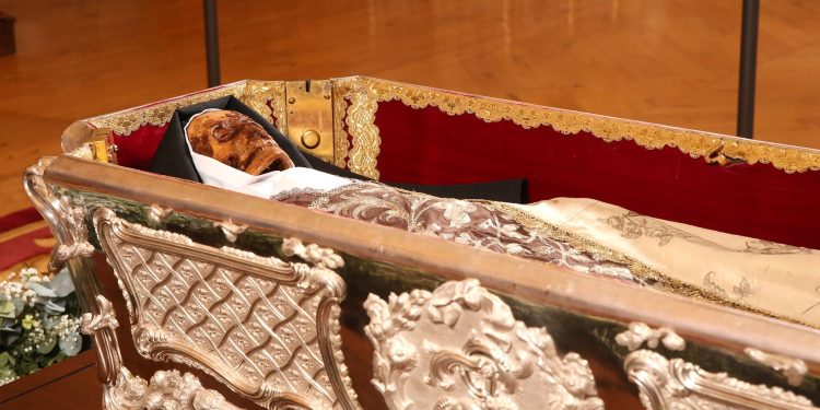 Largas colas de peregrinos en Alba de Tormes para venerar el cuerpo de Santa Teresa de Jesús en la Basílica de la Anunciación